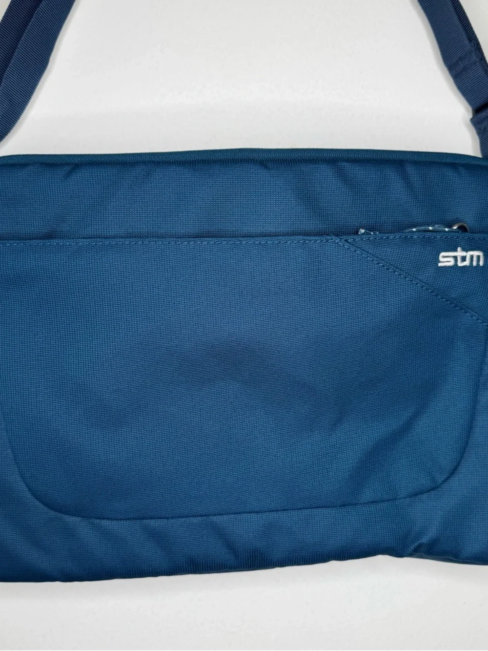 STM Blazer Padded Laptop Electronics Case Bag Storm Blue 9 X 13 EUC Messenger
